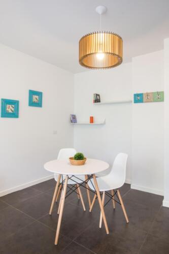 Studio Apart with Balcony comedor