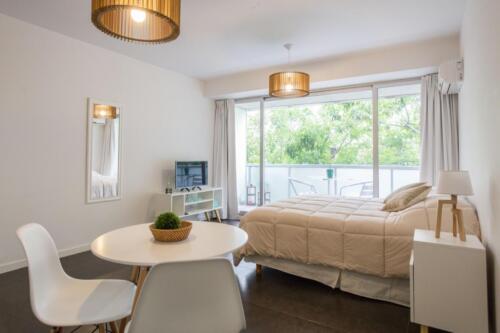Studio Apart with Balcony dormitorio y cama