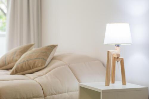 Studio Apart with Balcony mesa de luz
