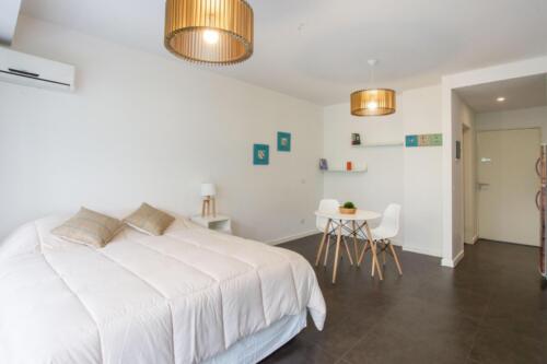 Studio Apart with Balcony dormitorio