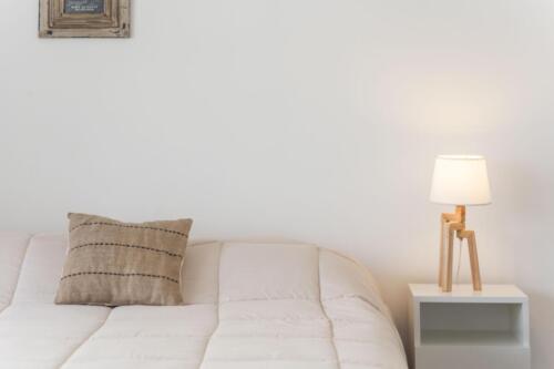 Studio Apart with Balcony mesa de luz
